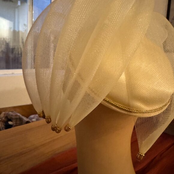 Vintage Ivory Sculpted Mesh Fascinator Hat Gold Beads Derby Tea Party Church - Picture 4 of 5